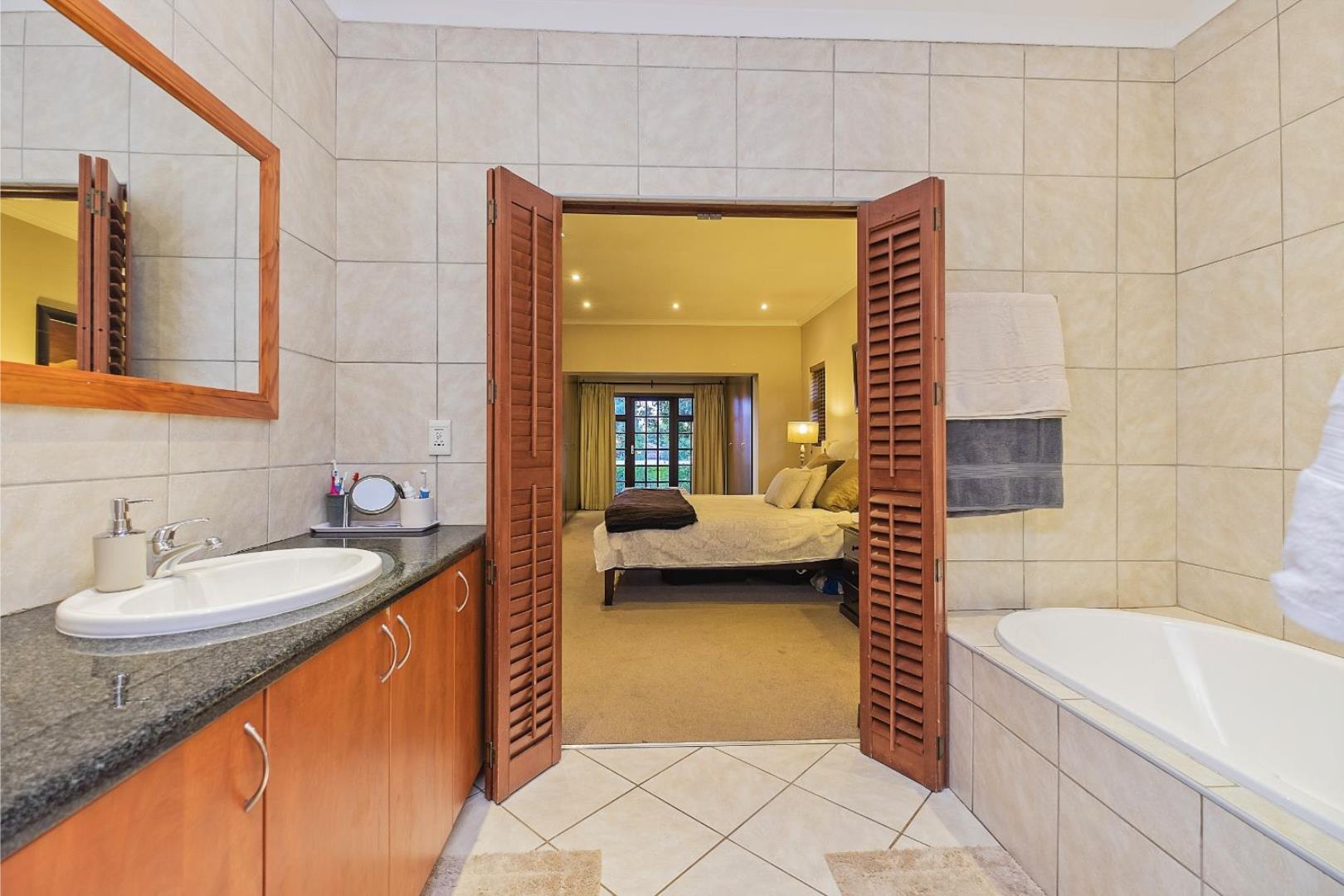 750978_Main_En-suite_Bathroom_02.jpg